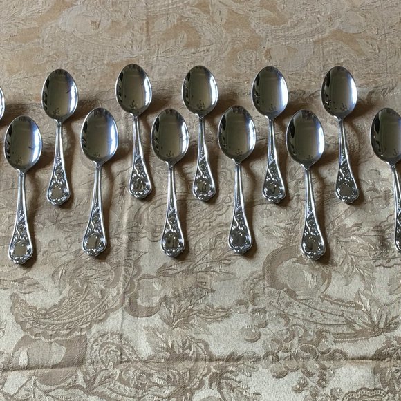 (SOLD)πHPπ Premium 51 Piece Italian Flatware Set, Service for 12 + Serving Set - Picture 12 of 16